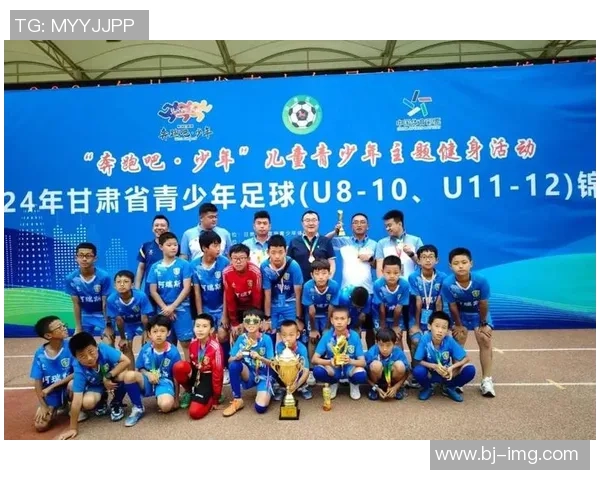 聚焦足球运动员成长之路展现赛场风采与奋斗历程全面塑造英雄形象